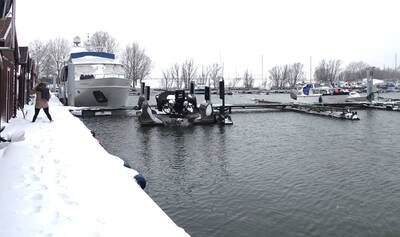 winter-op-de-steiger-bij-hoog-water